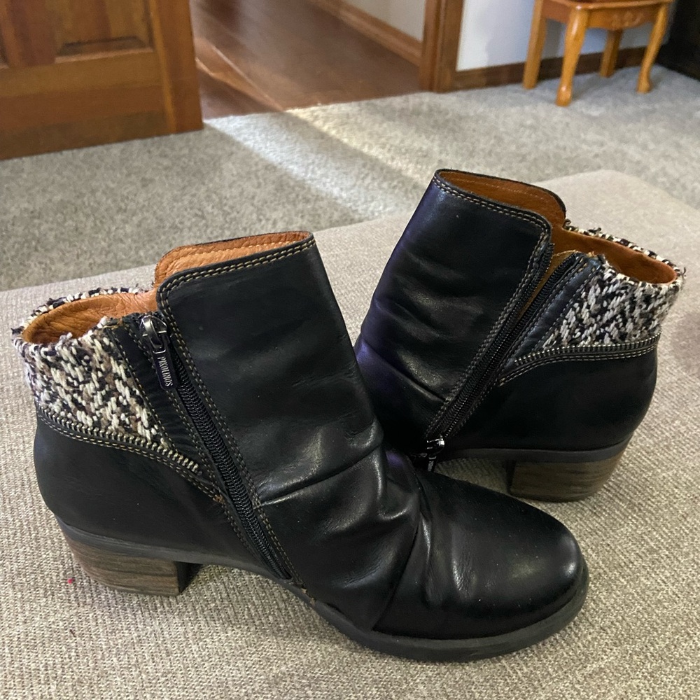 Boots - Picture 6 of 8